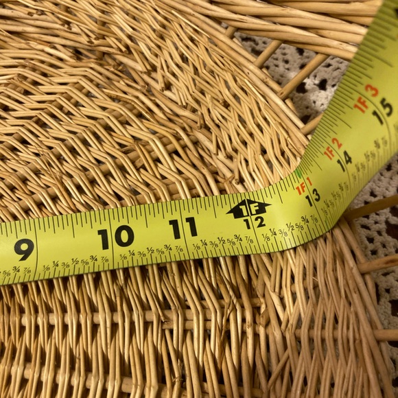 Large Blonde Wicker Woven Basket With Unique Border - Picture 12 of 13